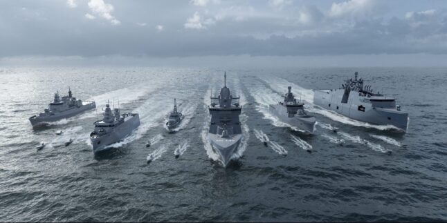 Rendering eines Marineverbands in Formation auf offener See:
