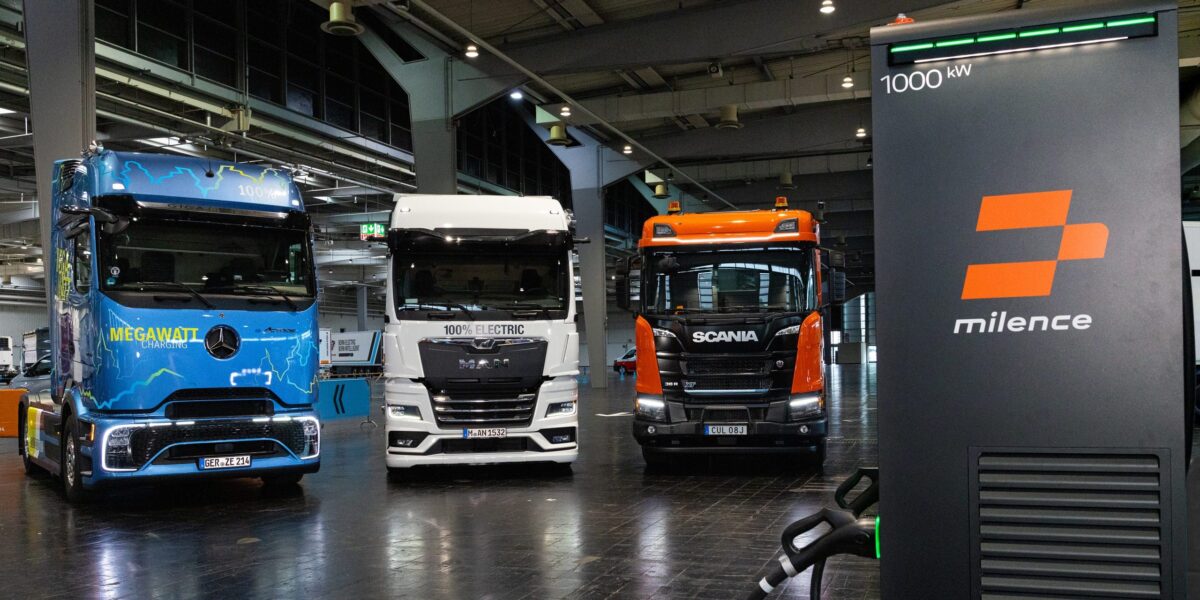 Drei E-Lkw an Milence-Ladesäule