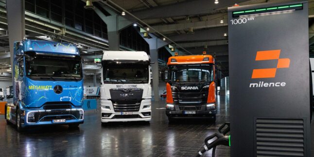Drei E-Lkw an Milence-Ladesäule