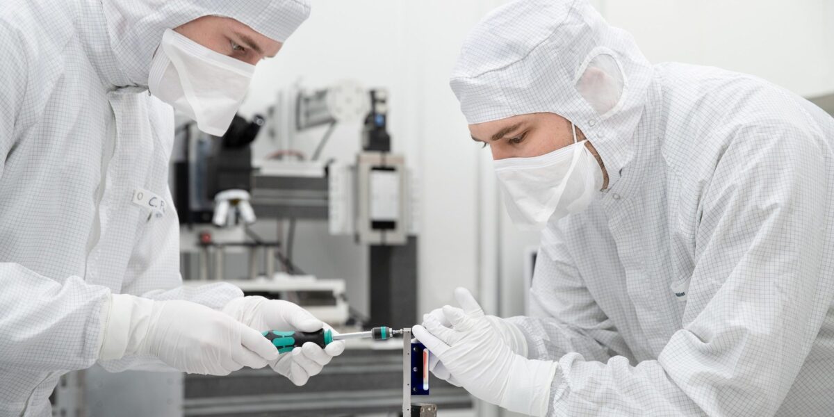 Mitarbeiter des Fraunhofer IOF montieren im Reinraum die hochpräzise Doppelspalt-Baugruppe für das FLORIS-Spektrometer des ESA-Satelliten FLEX