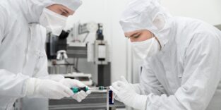 Mitarbeiter des Fraunhofer IOF montieren im Reinraum die hochpräzise Doppelspalt-Baugruppe für das FLORIS-Spektrometer des ESA-Satelliten FLEX