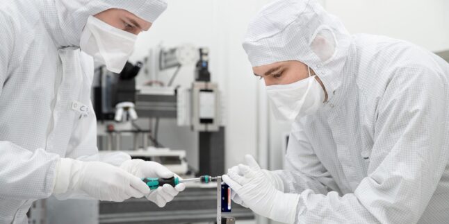 Mitarbeiter des Fraunhofer IOF montieren im Reinraum die hochpräzise Doppelspalt-Baugruppe für das FLORIS-Spektrometer des ESA-Satelliten FLEX