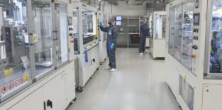Halbautomatische Fertigungslinie für industrienahe Pouch-Zellen im Trockenraum des Fraunhofer ISE