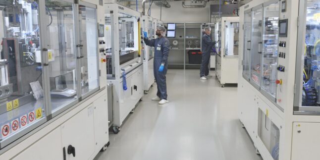 Halbautomatische Fertigungslinie für industrienahe Pouch-Zellen im Trockenraum des Fraunhofer ISE