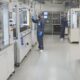 Halbautomatische Fertigungslinie für industrienahe Pouch-Zellen im Trockenraum des Fraunhofer ISE