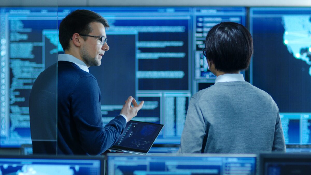 Leute stehen vor digitaler Wand