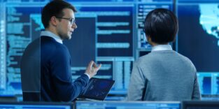 Leute stehen vor digitaler Wand