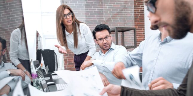 Ein Team beim Diskutieren.