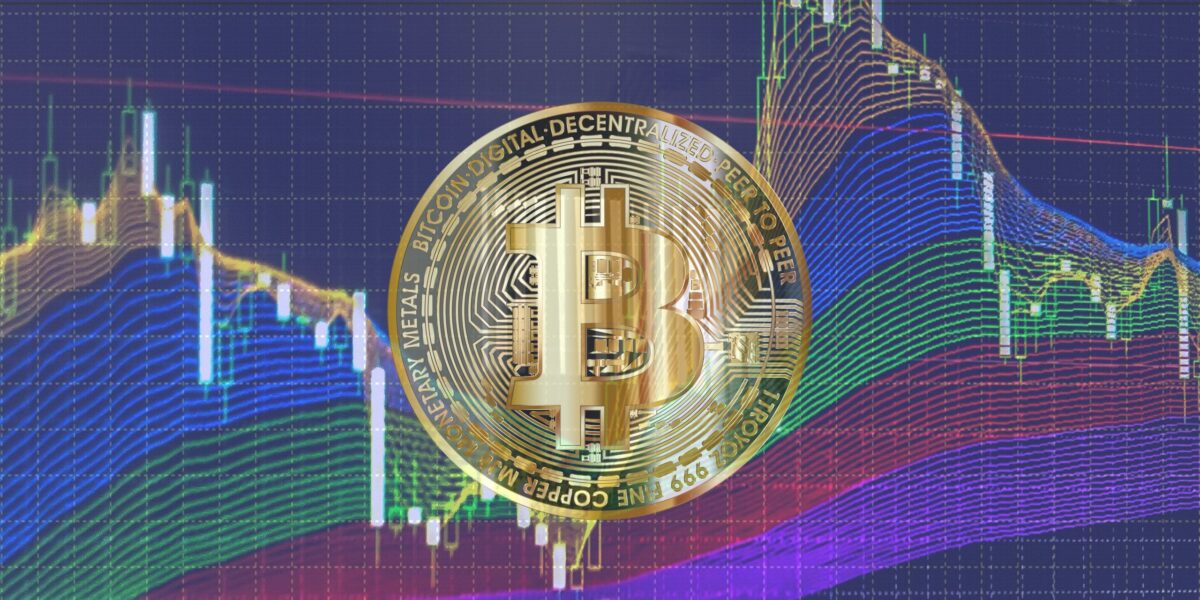 Physische Bitcoin-Münze auf dunklem Untergrund, angestrahlt von warmem orangefarbenem Licht