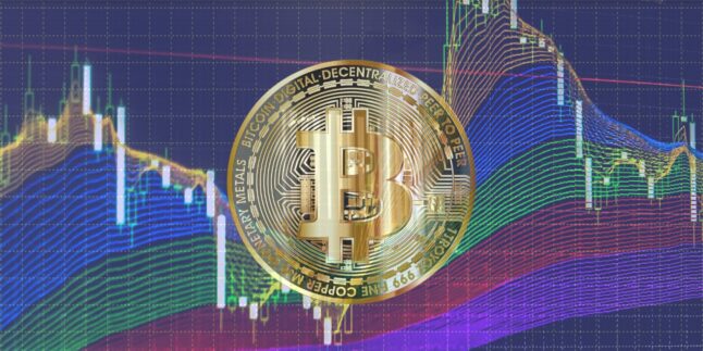Physische Bitcoin-Münze auf dunklem Untergrund, angestrahlt von warmem orangefarbenem Licht