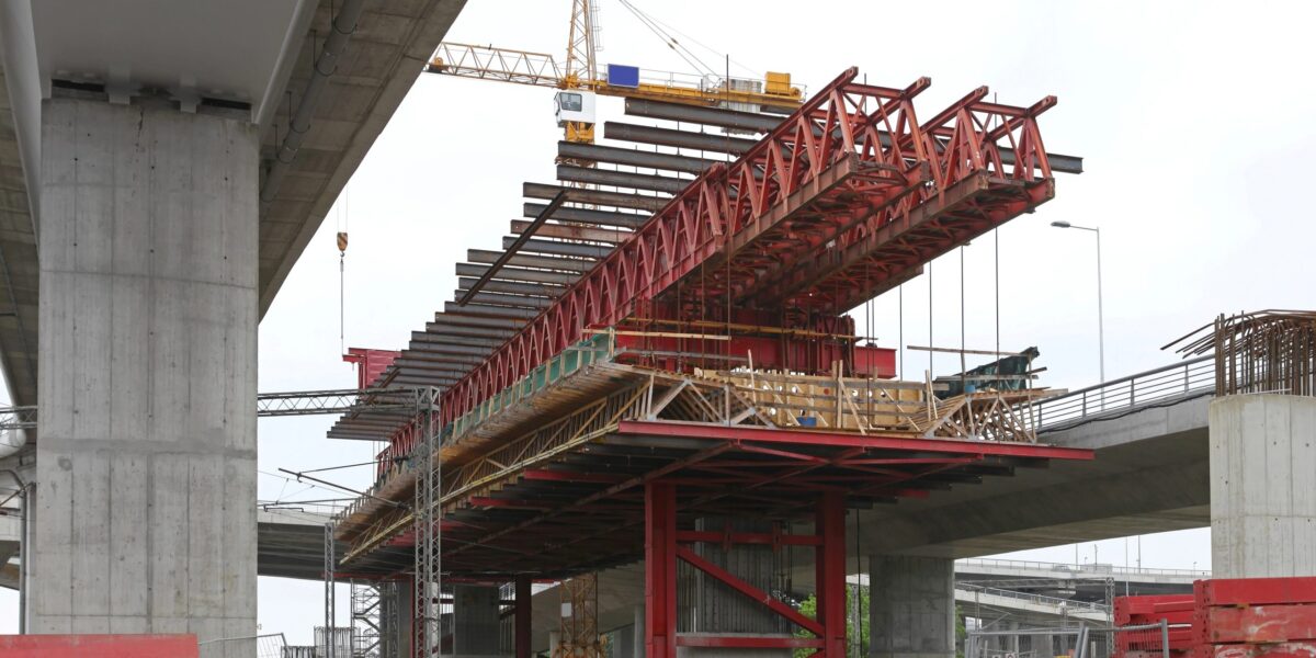 Eine Brücke die noch nicht fertig gebaut ist.
