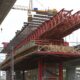 Eine Brücke die noch nicht fertig gebaut ist.