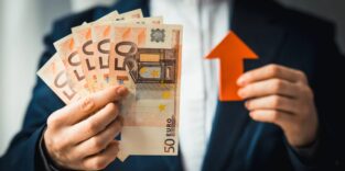 Geschäftsperson hält Euro-Scheine und einen roten Pfeil.