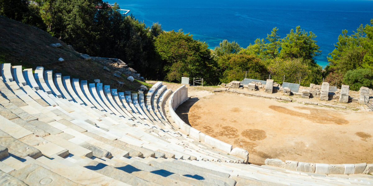 Blick über den teilweise restaurierten Zuschauerraum des antiken Theaters von Thassos auf die Ägäis