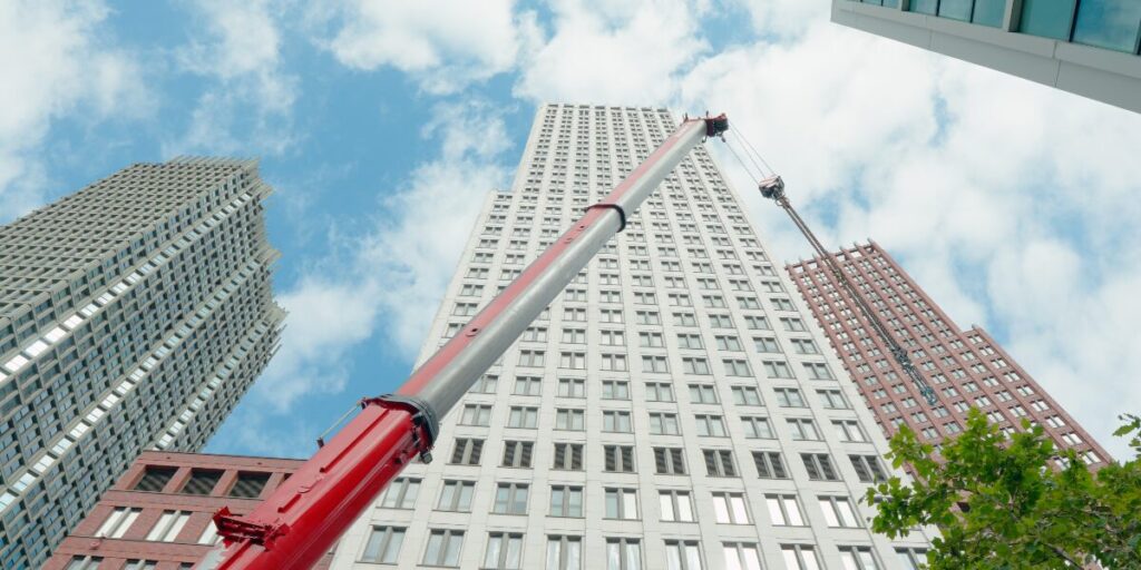 Der Liebherr LTM 11200-9.1in der Häuserschlucht von Den Haag
