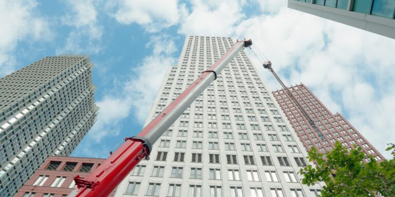 1200-t-Kran, 180 m Hakenhöhe: Millimeterarbeit mitten in Den Haag