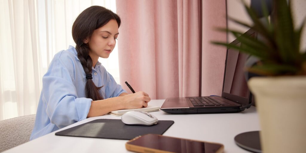 Eine Frau arbeitet im Home-Office