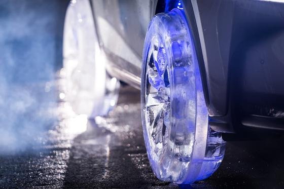 Dieser Lexus fährt auf Rädern aus Eis