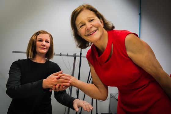 Roboter Nadine hat weiche Haut, wallendes Haar und kann lächeln