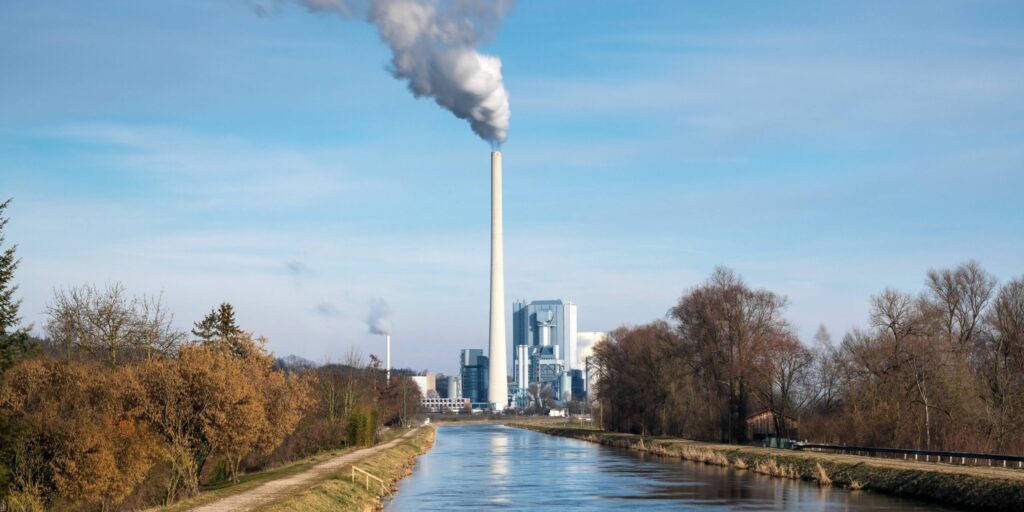 Kraftwerk an einem Fluss.