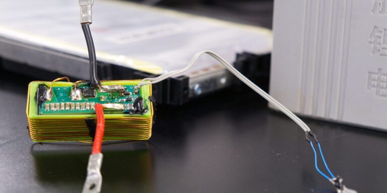 Kieler Forscher bringen Batterien „sprechen“ bei
