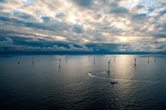 Roboter tauchen im Meer, um Schweißnähte von Windrädern zu prüfen