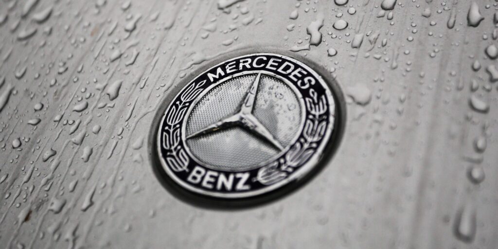 Regentropfen auf Mercedes