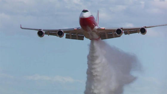 Der größte Feuerwehr-Jumbo der Welt kann 74 t Wasser versprühen