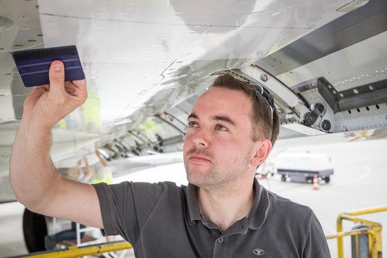 DLR-Forschungsflugzeug ATRA untersucht Insektenbefall an den Tragflächen