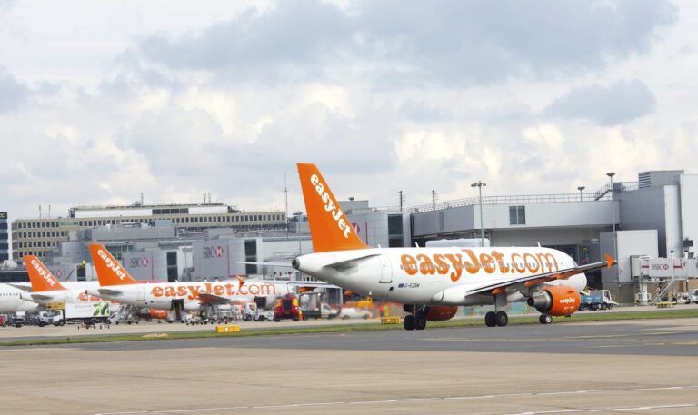 easyJet setzt auf CO<sub>2</sub>-neutrale Flüge