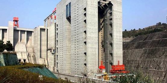 Weltgrößtes Schiffshebewerk geht am Jangtse in China in Betrieb