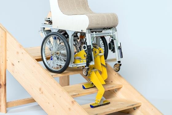 Dieser Rollstuhl mit Füßen kann sogar Treppen steigen