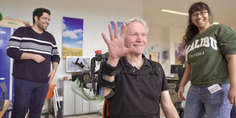 Exoskelett hilft Schlaganfall-Patienten bei der Mobilisation