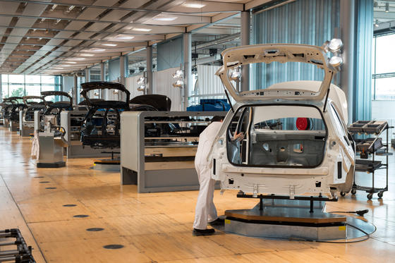 Der erste E-Golf aus der gläsernen Manufaktur in Dresden