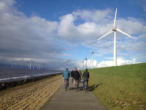 Windkraftanlagen, die auf Deichen stehen