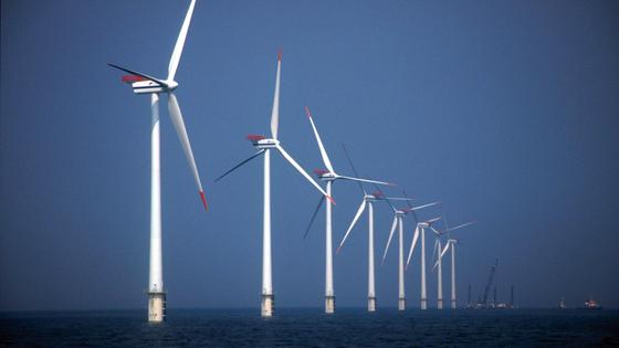 Offshore-Windgenerator an Land montiert