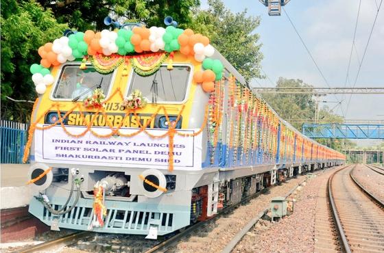 Indische Eisenbahn nutzt die Energie der Sonne