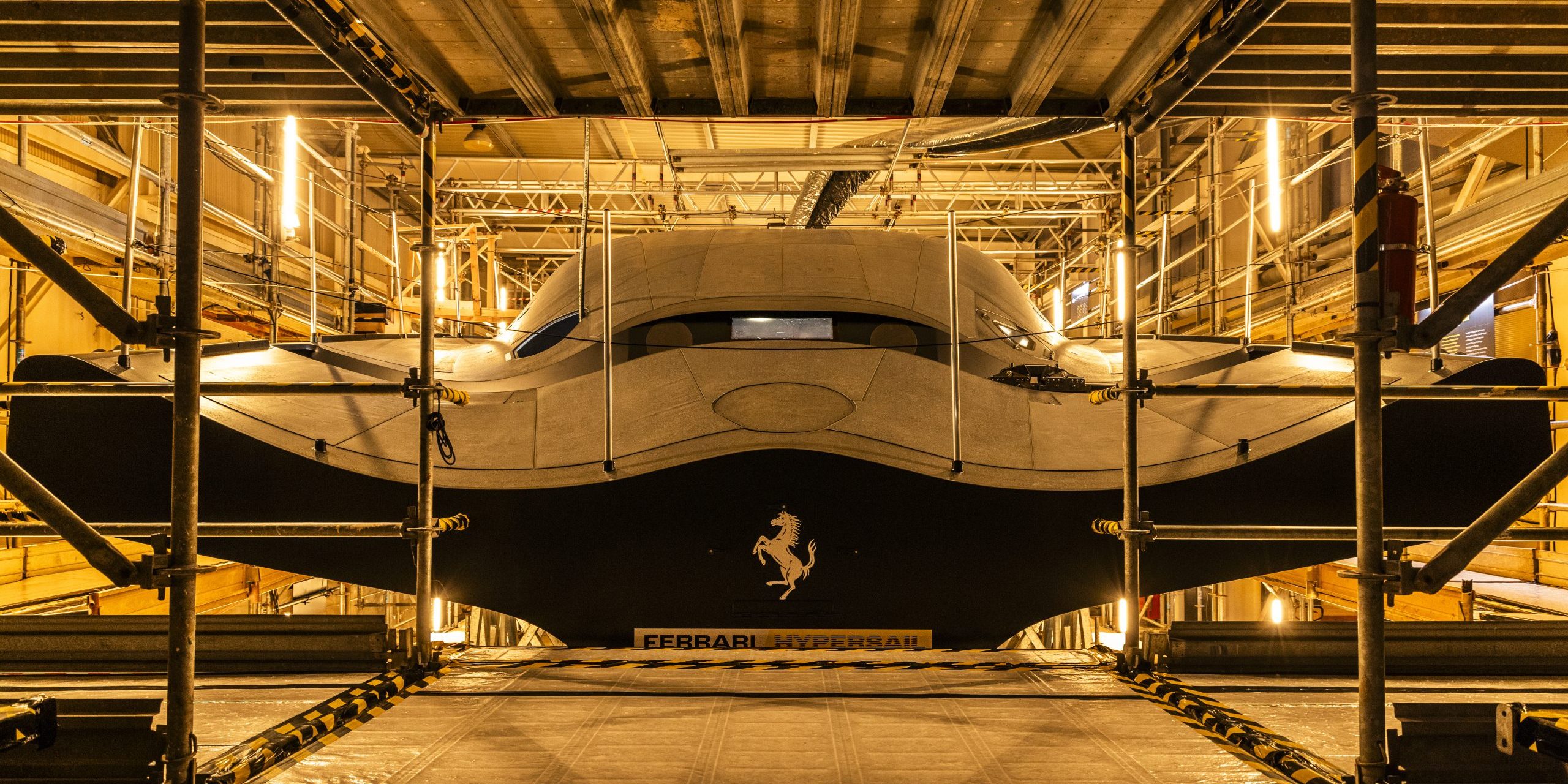 Ferrari baut eine 30-m-Yacht, die wochenlang übers Wasser fliegt. So funktioniert die Technik