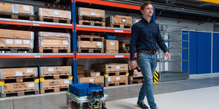 „Hubert“ entlastet Mitarbeiter in der Logistik