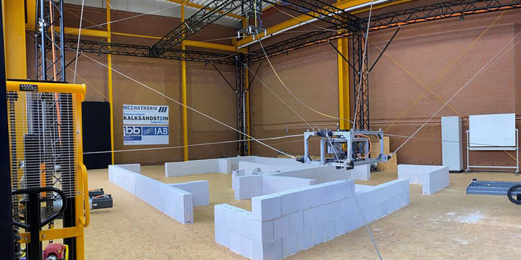 Ein Seilroboter, der mauert und Zwischendecken einzieht
