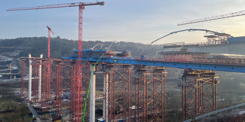 Überbau des ersten Pylonen fertiggestellt