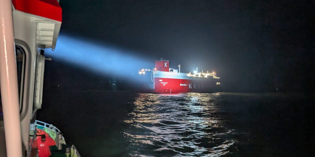Im Einsatz bei einem Maschinenbrand an Bord des Autotransporters „Thames Highway“: der Seenotrettungskreuzer HAMBURG der Deutschen Gesellschaft zur Rettung Schiffbrüchiger (DGzRS)