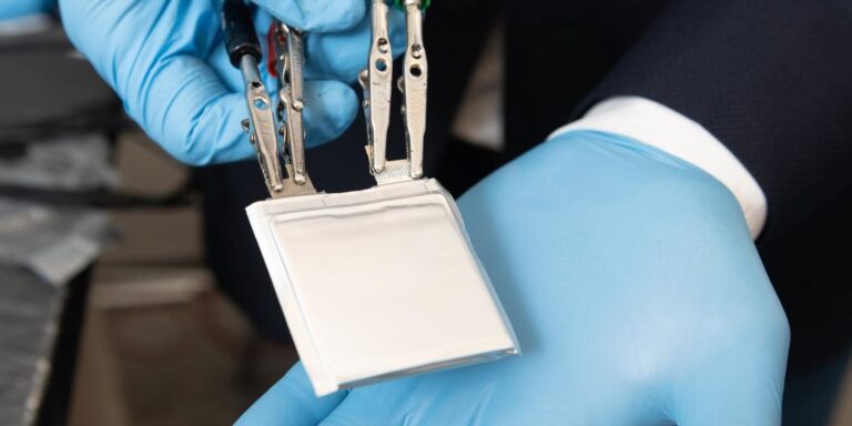 Günstigere Lithium-Ionen-Akkus: Mit Eisen und Polymeren