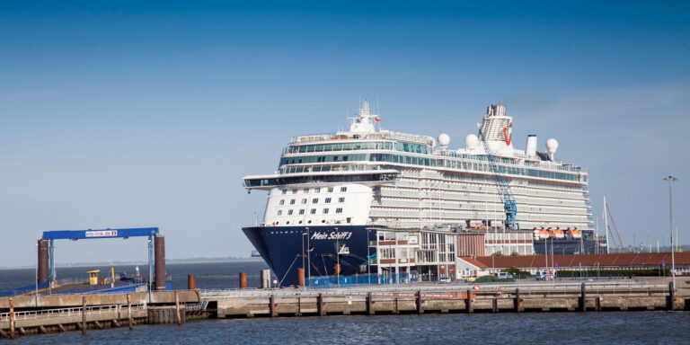 Trotz Schlepperhilfe: „Mein Schiff 3“ rammt Containerschiff in Bremerhaven