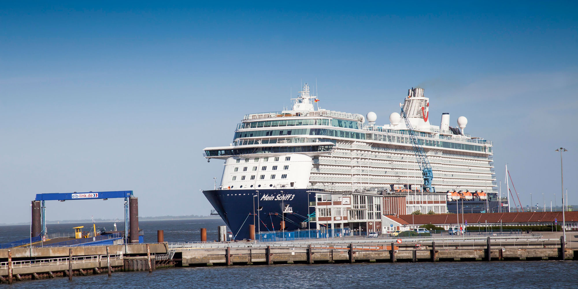Trotz Schlepperhilfe: „Mein Schiff 3“ rammt Containerschiff in Bremerhaven