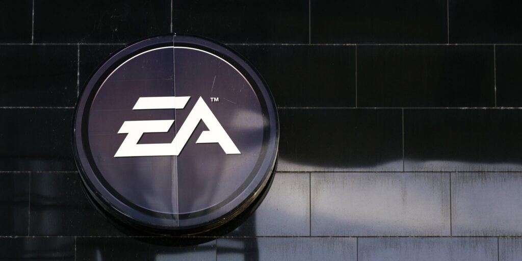 Das EA-Logo an einer schwarzen Fassade