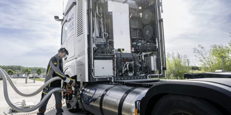 Daimler betankt Wasserstoff-Lkw mit Flüssigwasserstoff