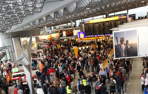 Frankfurter Flughafen verringert durch Big Data Staus von Fußgängern