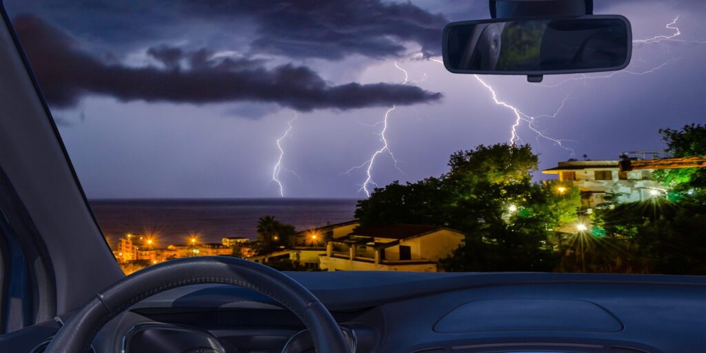 Blick durch Windschutzscheibe bei Gewitter