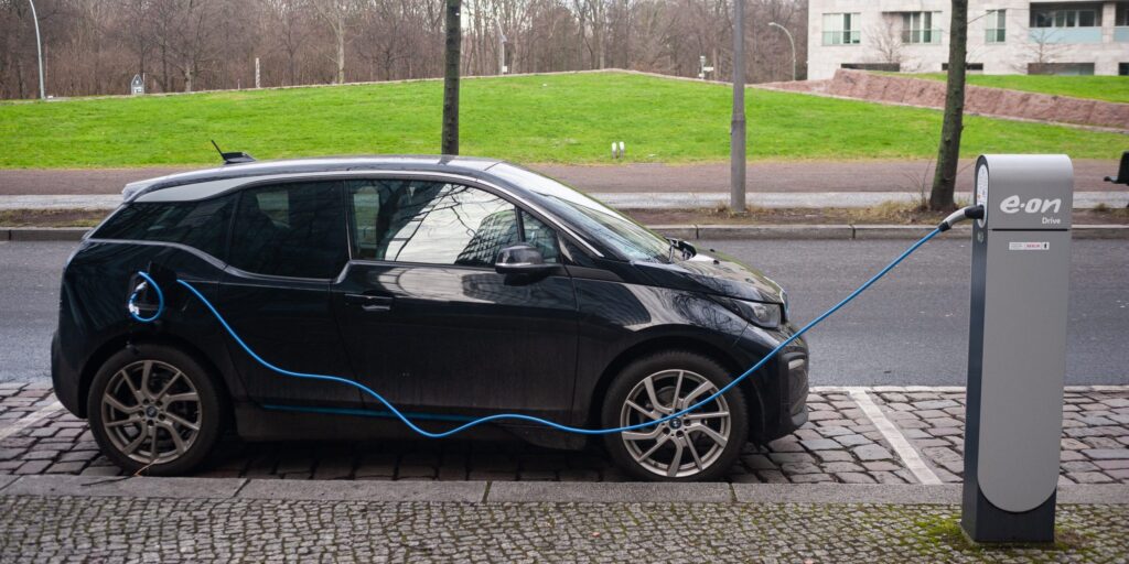 E-Auto von BMW an der Ladesäule